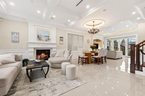 Rare Find Luxury Home Near Beaches with AC and Theatre Room