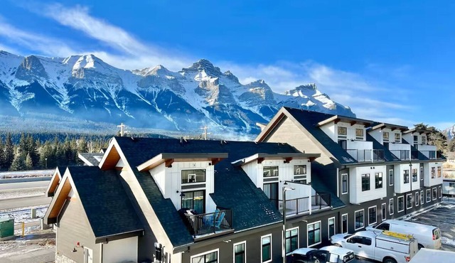 RARE! New 4 Bedroom/4 Bathroom Townhouse with Stunning Mountain Views-SLEEPS 12!
