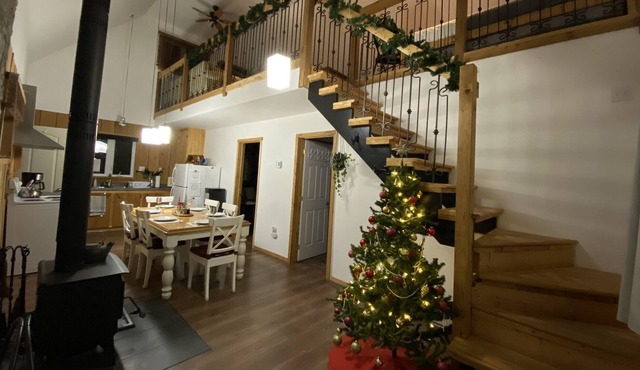 Rare! Waterfront Chalet, SPA, Skating Rink, Skiing!