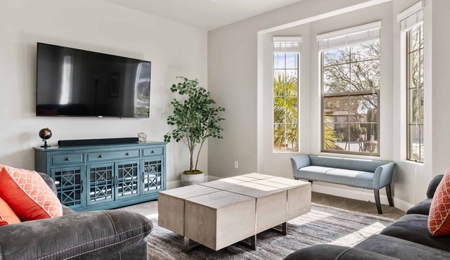 Red Cliffs Getaway: EV Charger, Community Pool + Hot Tub