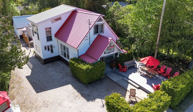Red Roof Cottage-Sleeps 22 | 5 Mins to Downtown Tobermory!