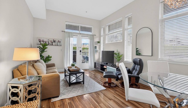 Relax at a lakeside condo at The Cove Resort in West Kelowna. This ground floor 1 bedroom suite features a king bed, queen sofa bed, large private patio & resort amenities. Close to Okanagan Lake beaches, wineries, cafés & downtown Kelowna.