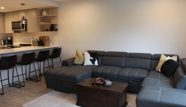 Relax, Explore, Repeat –Your Revelstoke Retreat Awaits, 3 Bedroom, Pet Friendly!