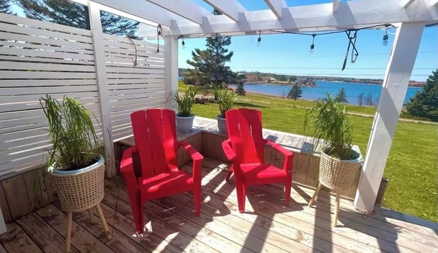 Relax with the whole family at this beautiful, peaceful, authentic islander home