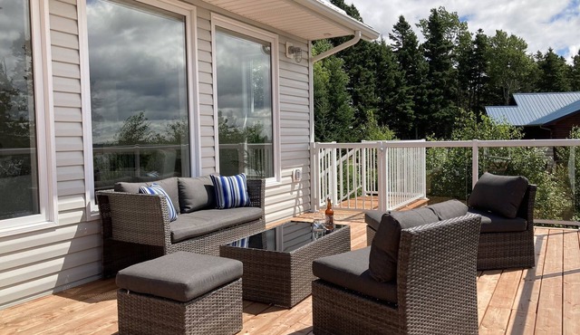 Relaxed Cottage overlooking Souris River.