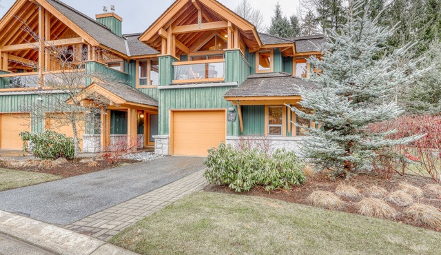 Relaxing first-floor townhouse with a private hot tub, fireplace, & great views