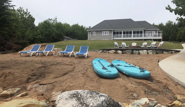 Relaxing, fun family lakefront retreat - 30 mins to Halifax!