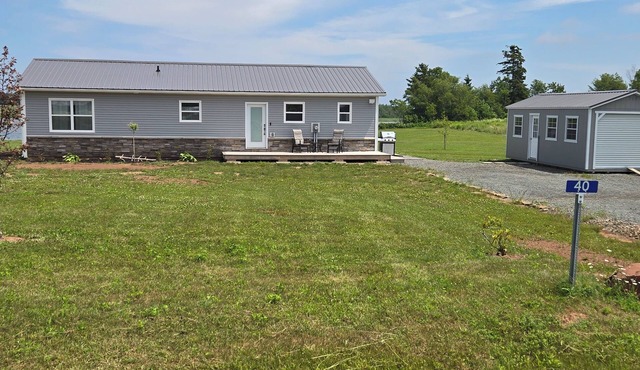 Relaxing spot on the water. Close to many golf courses in the area.