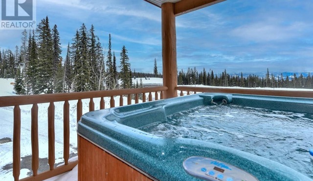 Remarkable Ski in/Ski out Big White Townhome with Private Hot Tub! Sleeps 10