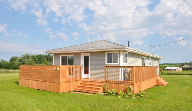Renovated family cottage; walk to amazing beach, short drive to golf & town