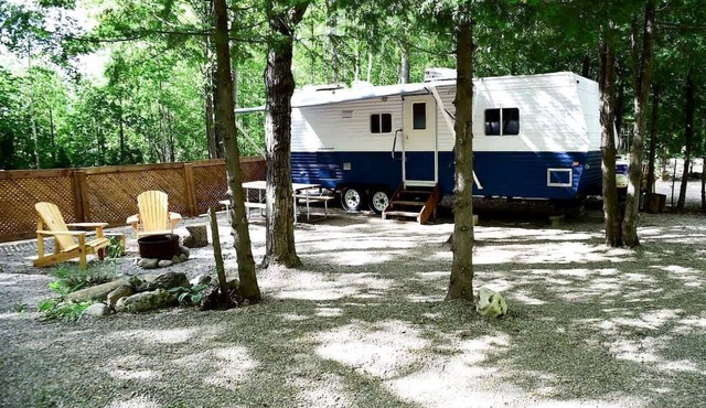 Renovated Vintage Glamping Caravan near the Grotto and Lions Head Park, Ontario