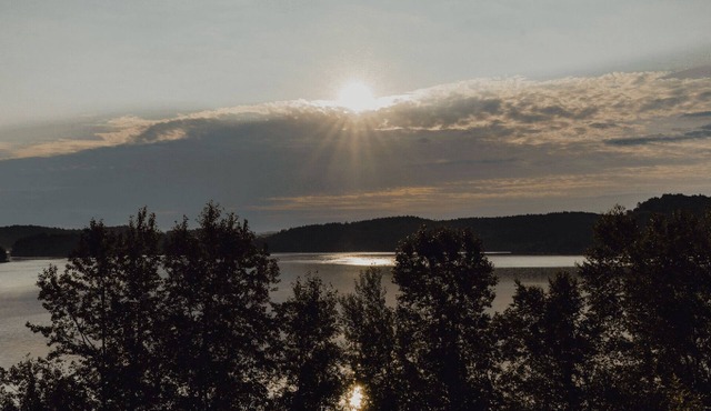 Rental of renovated cottages facing the lake with a magnificent terrace