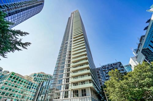 RHD Suites Luxury Downtown Toronto Condo CN Tower MTCC Blue Jays Free Parking