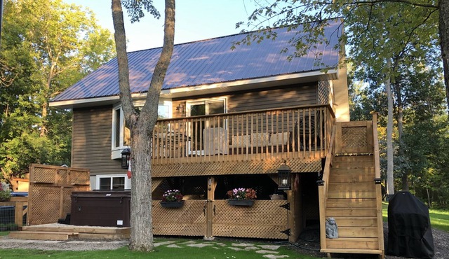 River Access, Private Hot Tub, Quiet Spot in Town
