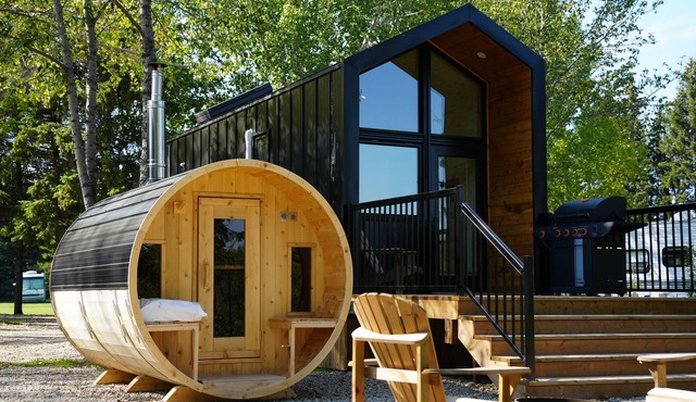 River North HardTop: modern, decked-out cabin w/private sauna, & river view