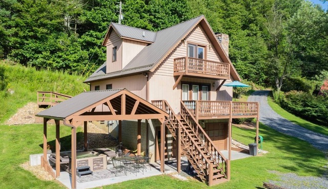 River Run-River Front 3 BR, Fire Pit, Sleeps 6, Wi-Fi, Pool Table, Hot Tub