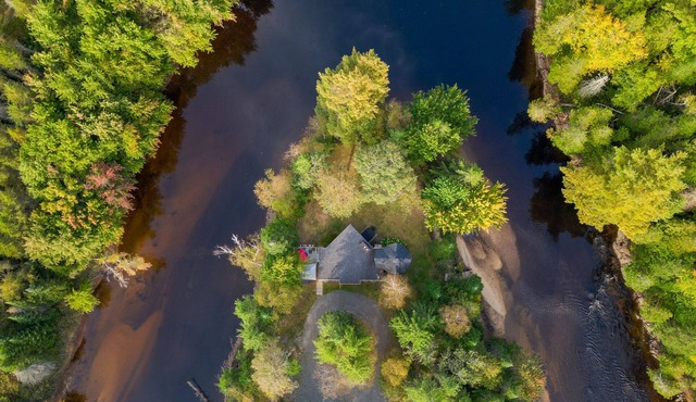 River's Edge Chalet | 4-season Spa | BBQ | Riverfront | 3 Kayaks | Mauricie
