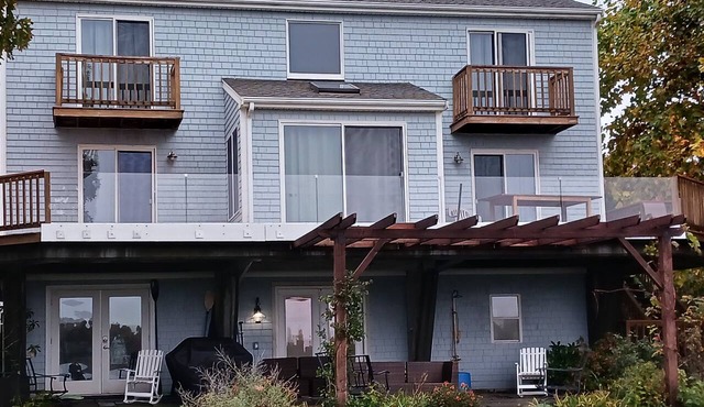 Riverfront house with kyacks fire pit and gym