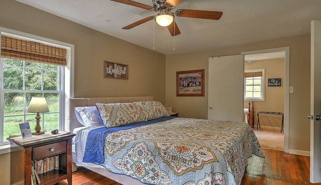 Riverfront - Kayaks & Canoes - King Suite - Wi-Fi - Pet Friendly