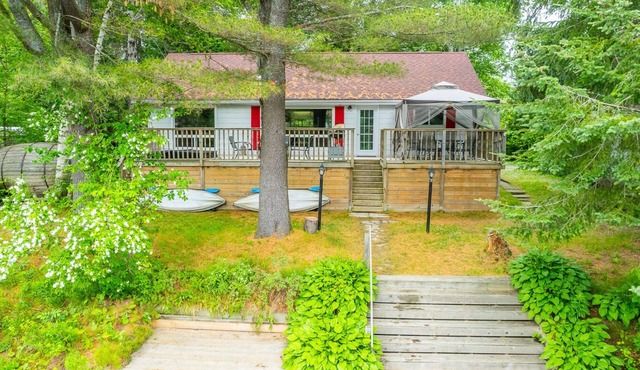Riverfront Retreat - Large Family Cottage with Games Room, Hot Tub and Sauna