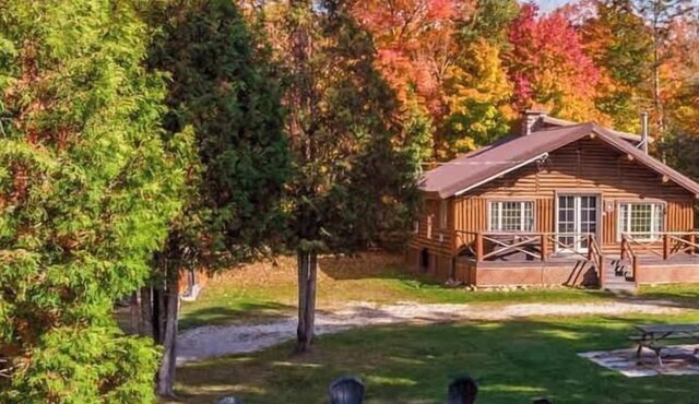 Riverside Log Cabin with BBQ, Hot Tub & Fireplace