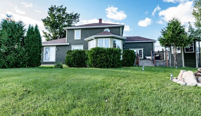 Riverview, King bed main floor, 4 bedroom, 2 bathroom Farmhouse.