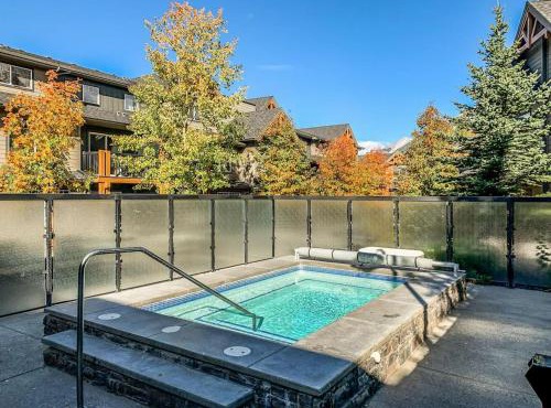 Rockies Getaway 2BR with Patio Hot Tub and Gym