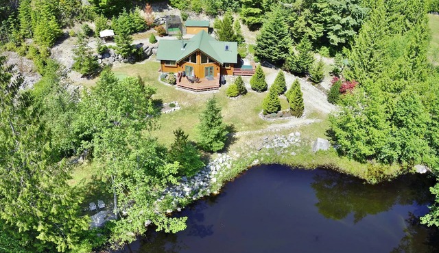 Rockridge Cabin in Garden Bay with Hot Tub and Private Pond, Steps to Lake