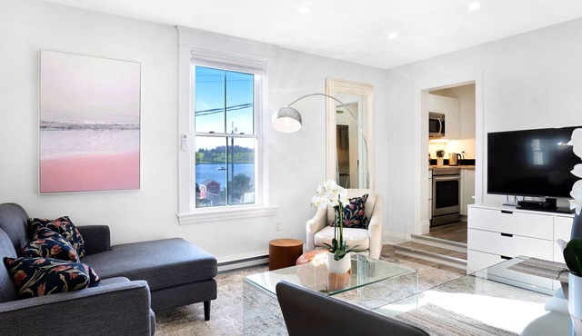 Romantic Harbour Hideaway in the heart of old-town Lunenburg