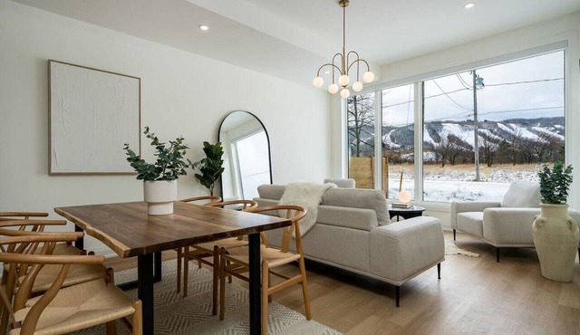 Rose Estate at Blue Mountains: 2 Chalets for 32