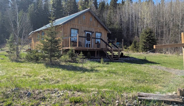 Rustic 2 Bed 1 Bath Cottage in Kaministiquia w Breathtaking Views of the Valley
