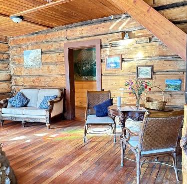 Rustic Beaverfoot Lodge Room N4