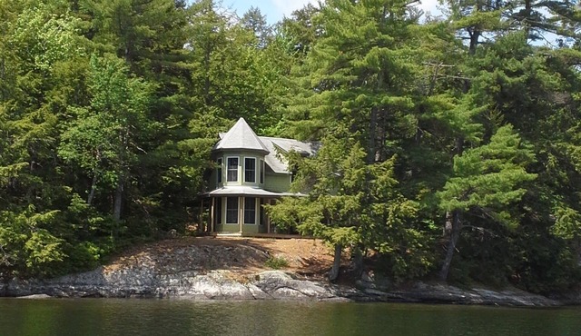 Rustic Victorian Lakefront cottage