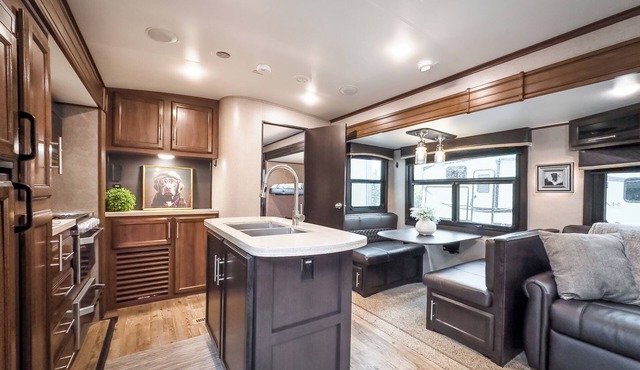 RV 1 Hill Top with amazing Lake Views c/w Queen Bed and Bunks