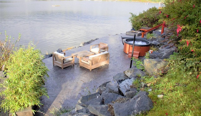 Salt Loft - Oceanfront, Hot Tub and Firepit!