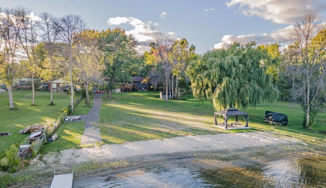 Sandy Beach/Boating/Swimming/Hot Tub/Marina/Trails
