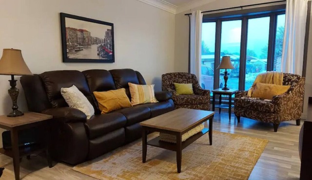 Sara's Place - 3 Bedroom Home with Laundry - Close to downtown!