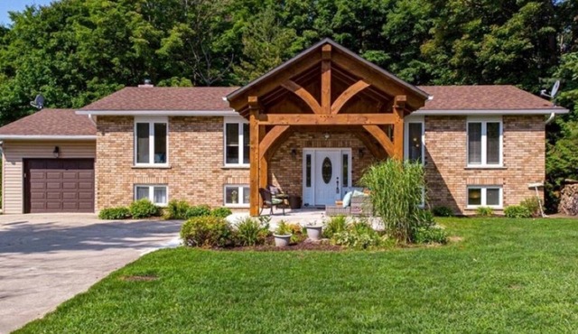 SAUBLE BEACH renovated, large modern cottage + chefs kitchen. 5 mins to Main St