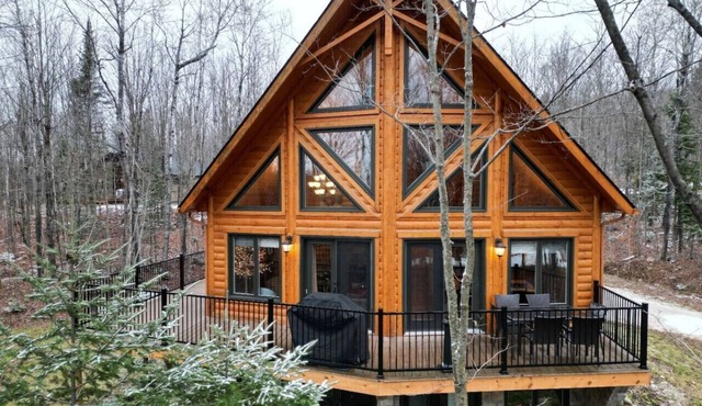 Scandinavian Luxury Log Home + Private Spa