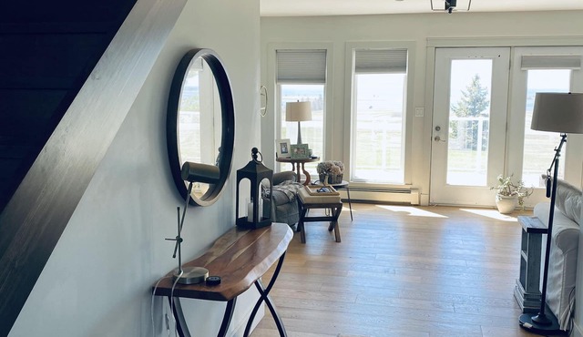 Scenic Getaway - beautiful views, quiet location close to local restaurants!