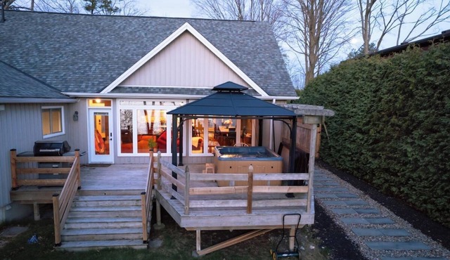 Scugog Lakeside Retreat w Outdoor Dome & Hot Tub