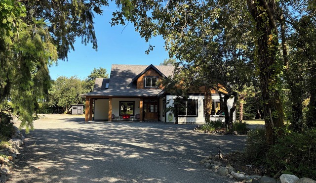 Seabrook Farmhouse with Hot Tub & Swimming Pool, 4 min to Butchart Gardens