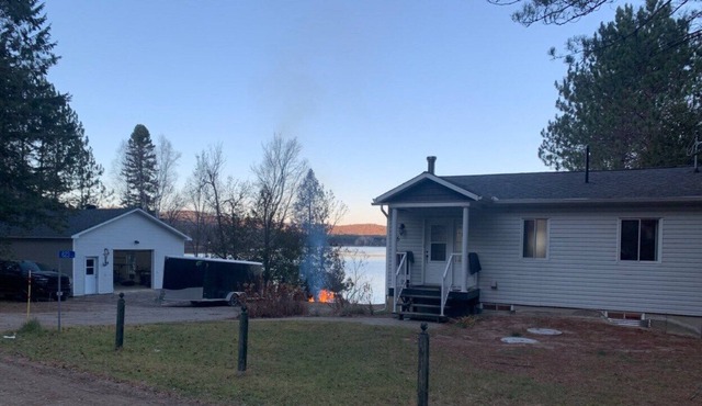 Serene waterfront 4 bdrm/2 bath cottage with wifi/hot tub/deck/bbq/firepit/dock