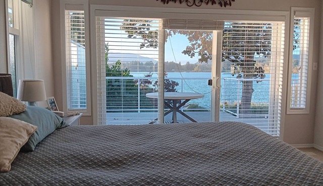 Serene Lakefront Retreat: Your Perfect Getaway