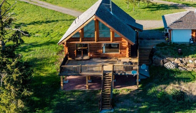 Serene Lakeside Escape – Juniper Lodge, Lac La Hache