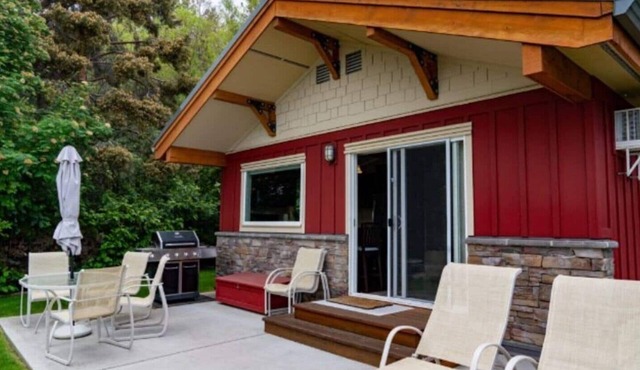 Serene Lakeside with Pool and Views - CasaLoma