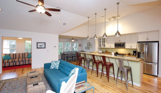 Serene Sanderling Beach Cottage Steps from beach w/community pool - Duck