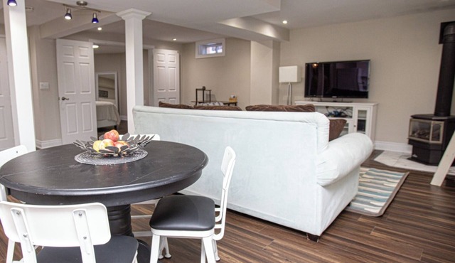 Serenity in the Hills - Charming 1-bdrm house w WiFi and Hot Tub in Orangeville