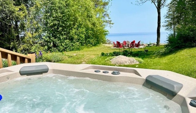Skipping Rock Log Cabin: Cozy Charm & Hot Tub Bliss