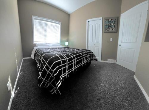 Sleep & Grill, 5BR, Huge Yard, Smoker, BBQ